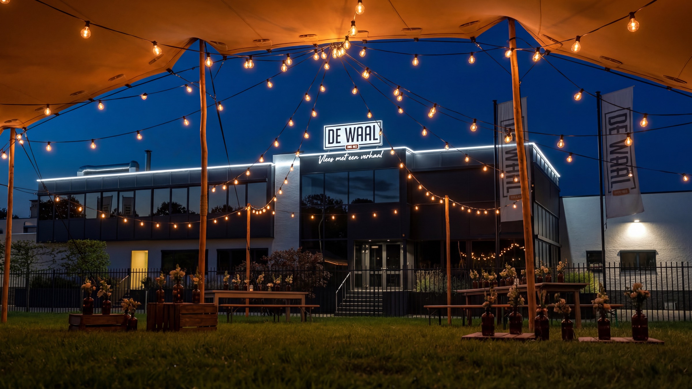Het Open Huis van De Waal: het verlichte pand onder de feesttent
